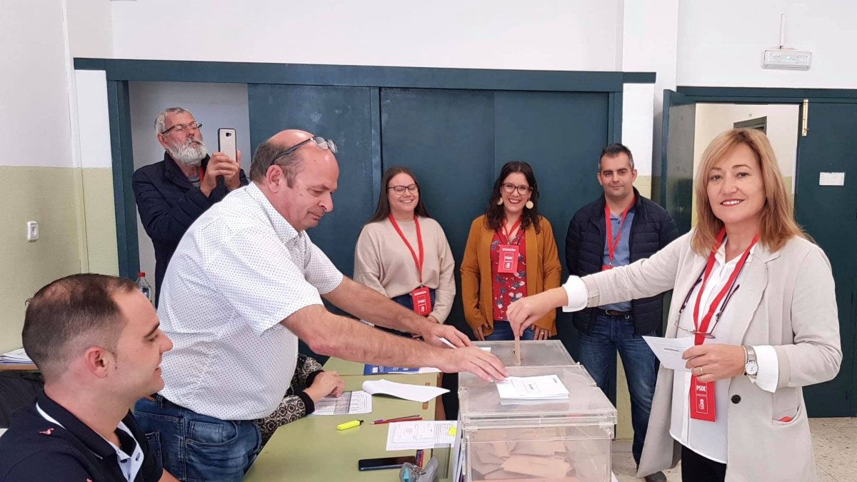Esperanza Pérez,  alcaldesa socialista de Níjar, votando este domingo.