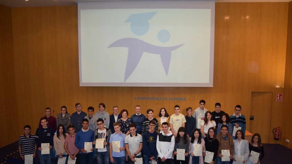 Los estudiantes premiados por IndalMat tras finalizar el acto en la UAL.