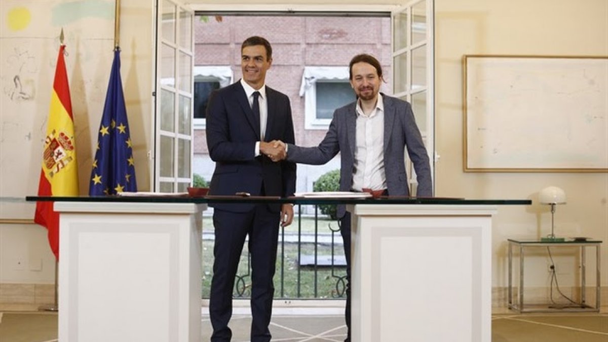 Imagen de archivo de Sánchez e Iglesias tras firmar en la Moncloa un acuerdo para los Presupuestos.
