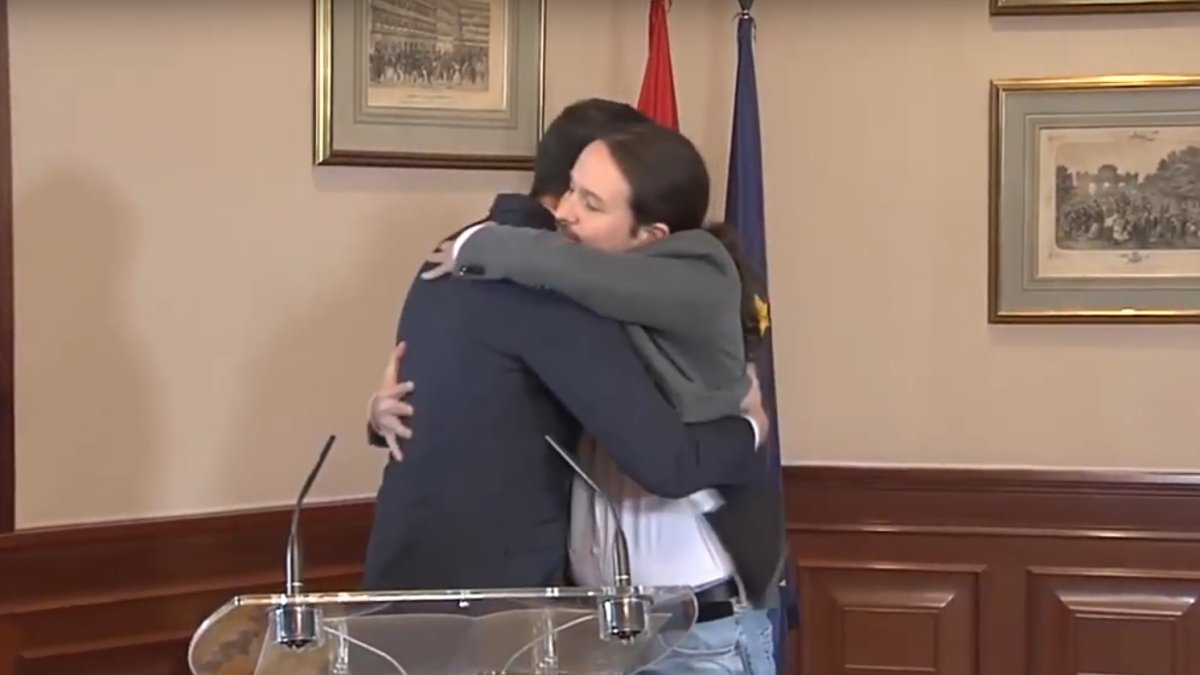 Sánchez e Iglesias se dan una abrazo tras la firma del documento.