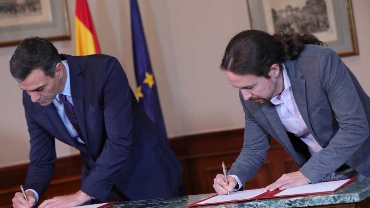 Firma del principio de acuerdo entre Sánchez e Iglesias.