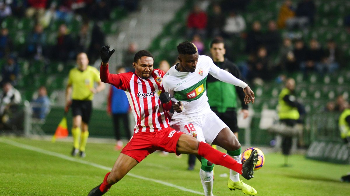 Owona en el Elche-Almería de la pasada Liga.
