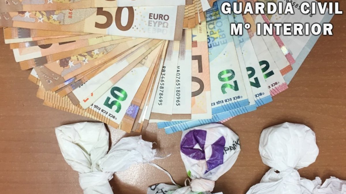 Dinero y droga incautada por la Guardia Civil.