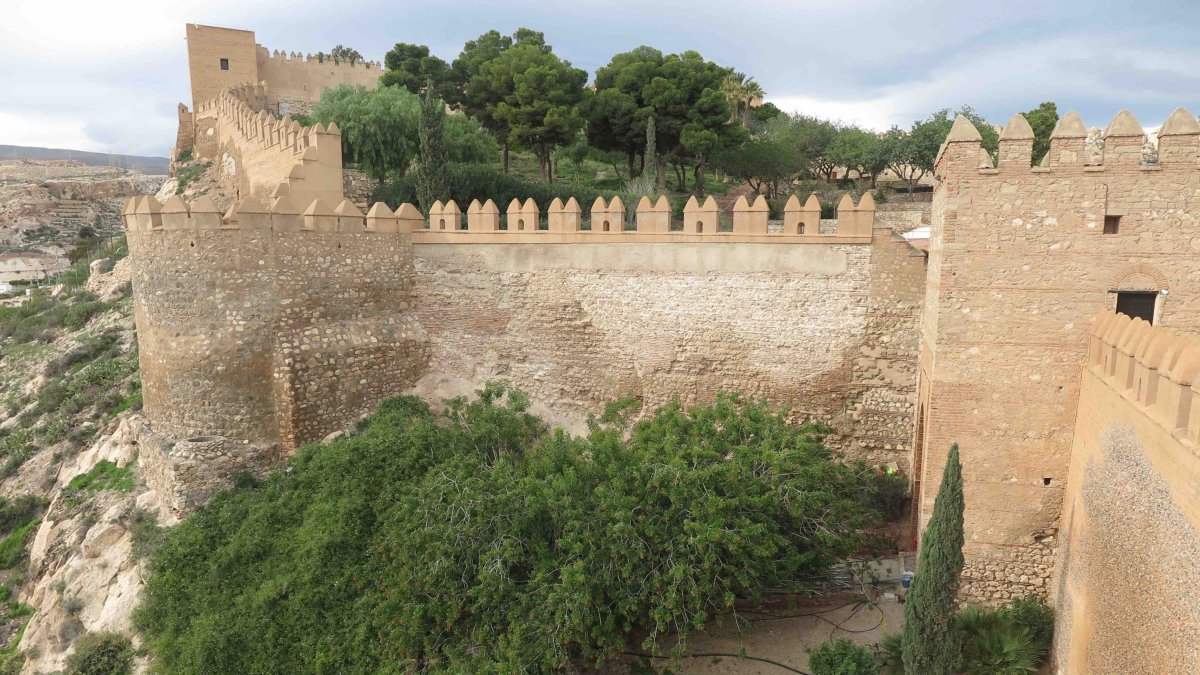 La muralla intervenida junto a la Puerta de la Justicia, ya sin mancha de humedad.