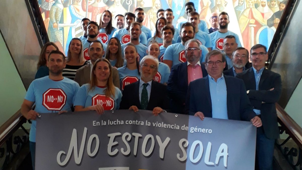 Jugadores y jugadoras de los cinco clubes participantes.