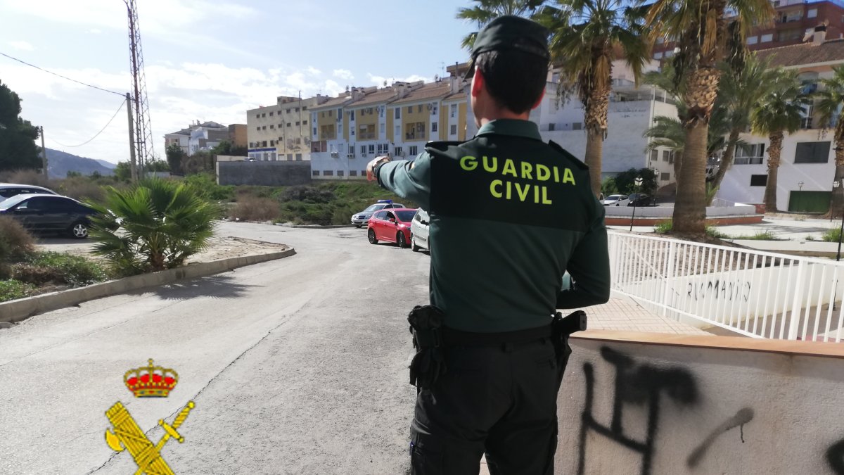 Imagen de un agente de la Guardia Civil en el municipio del Levante.