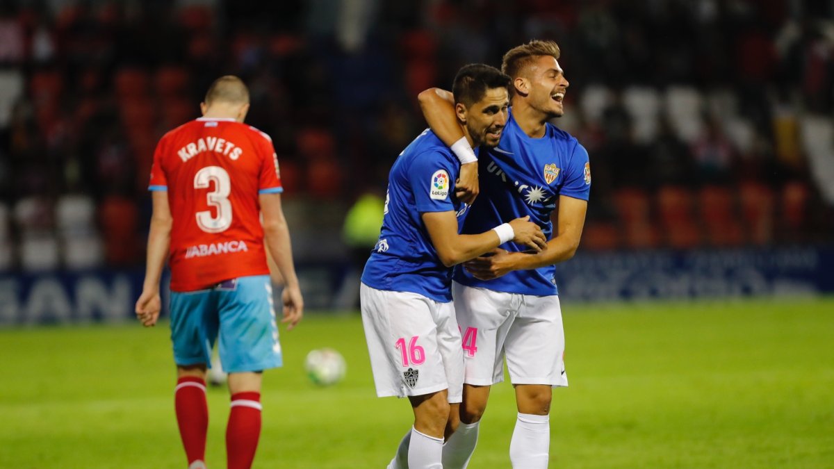 Fidel celebra con Navas la permanencia del Almería en 2017.