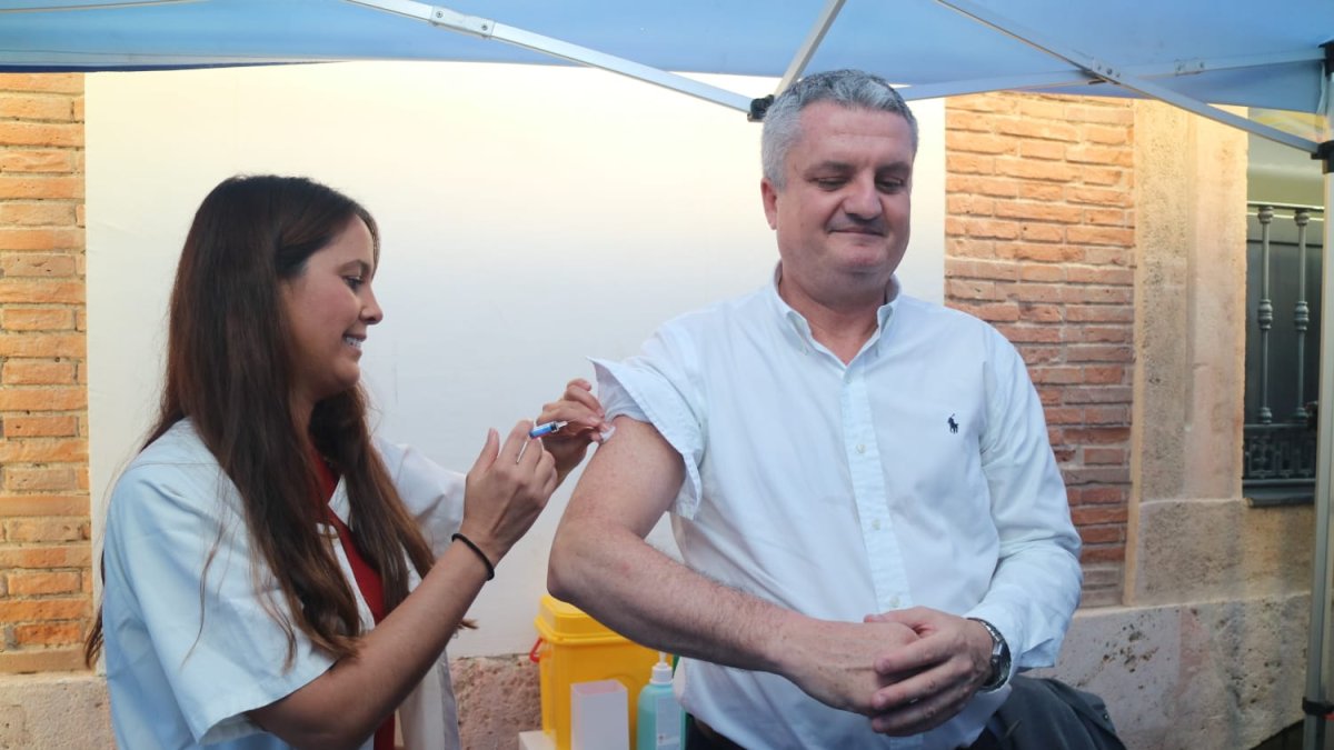 El delegado, autor de la idea, se vacunó en la campaña itinerante de Almería.