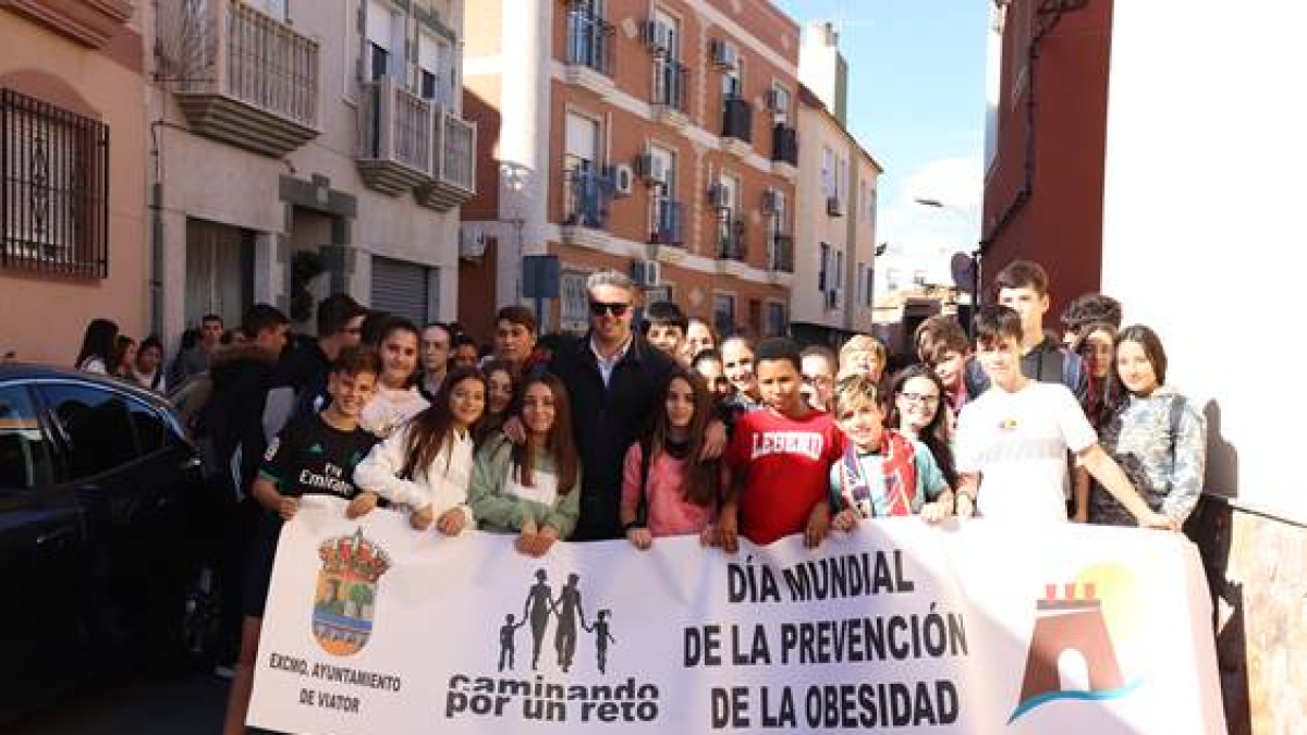 El alcalde, con jóvenes participantes en la iniciativa.