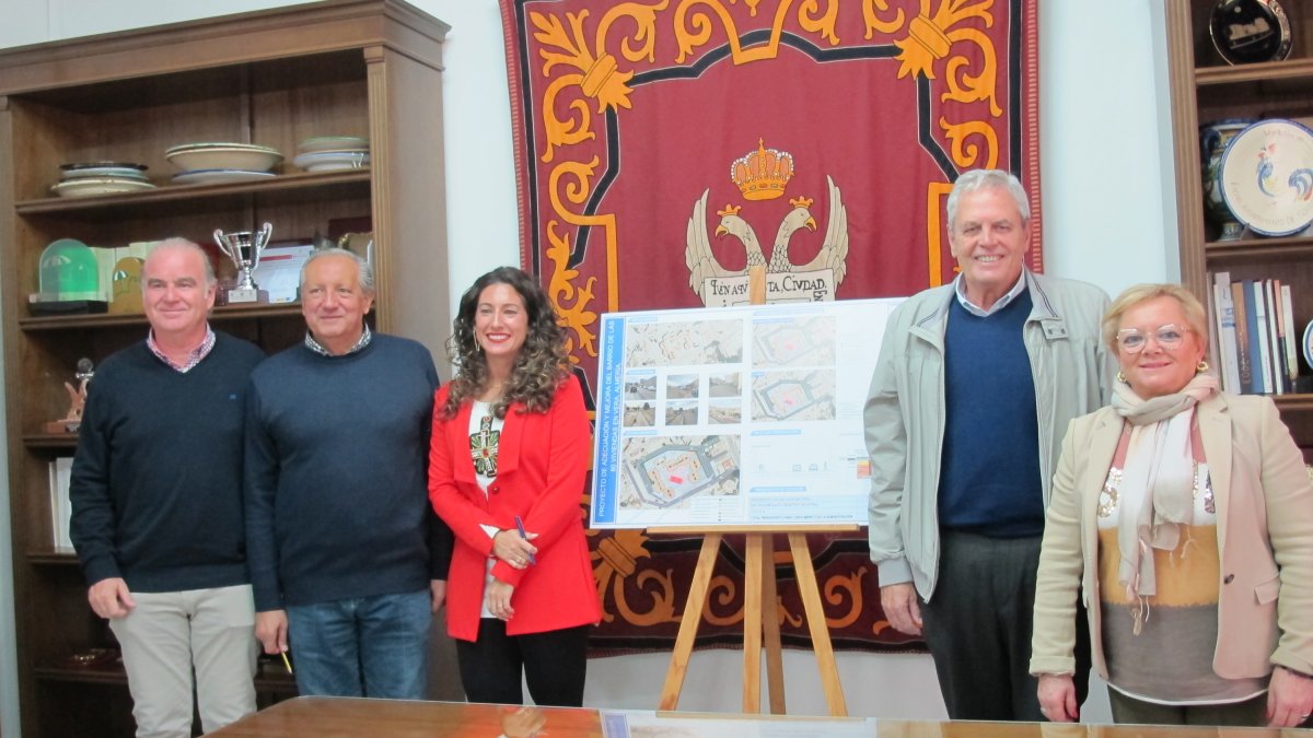 Presentación del nuevo proyecto por el alcalde y diversos concejales veratenses.