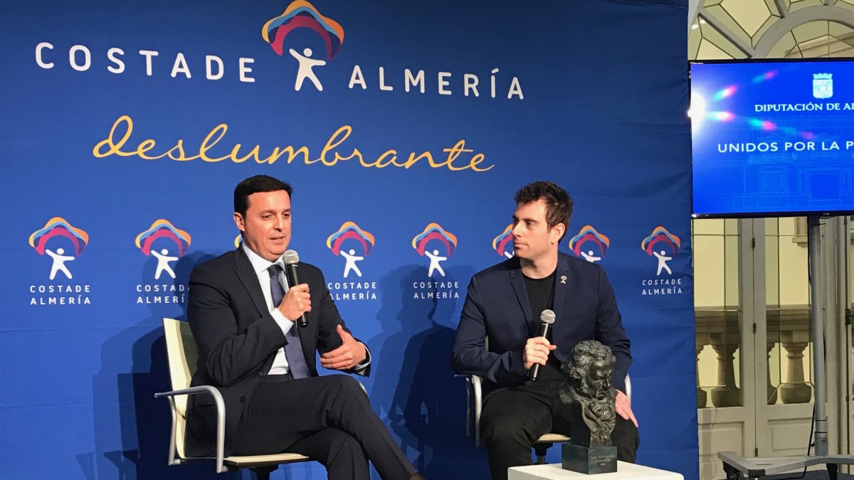 José Herrera ganó el Goya a mejor corto de animación por ‘Cazatalentos’. En la foto, junto a Javier A. García, presidente de la Diputación.