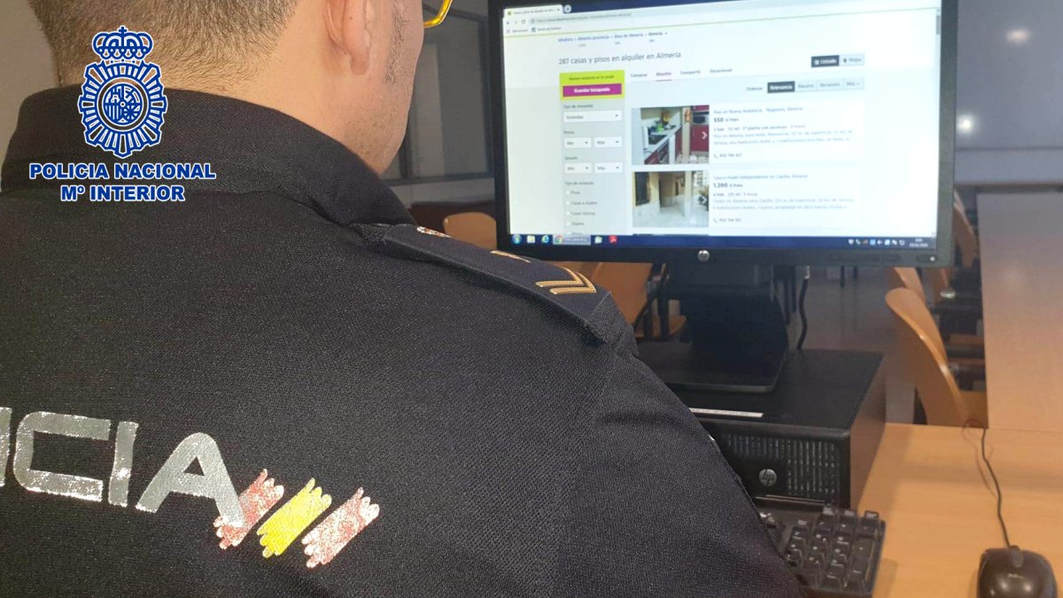Agentes de la Policía Nacional inspeccionan internet en busca de anuncios falsos.