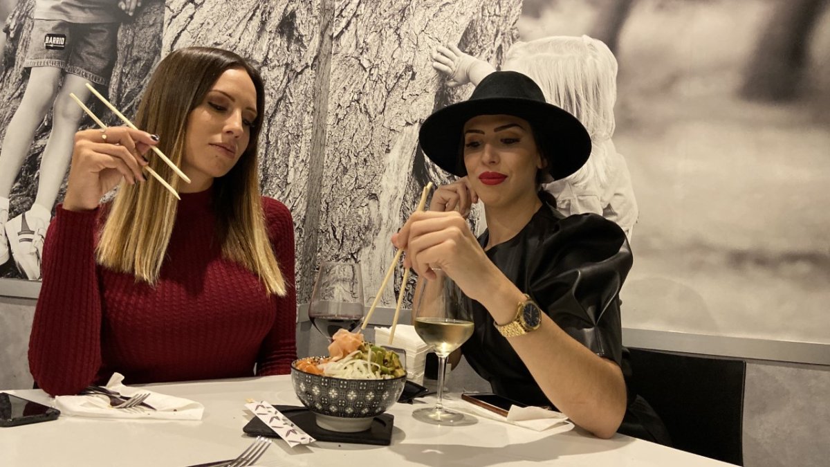 María Capel y Lucía Abascal degustan las creaciones gastronómicas de Wakea.
