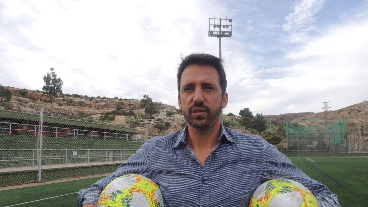 ‘Nandinho’ posa para LA VOZ DE ALMERÍA en la Ciudad Deportiva de Los Ángeles.