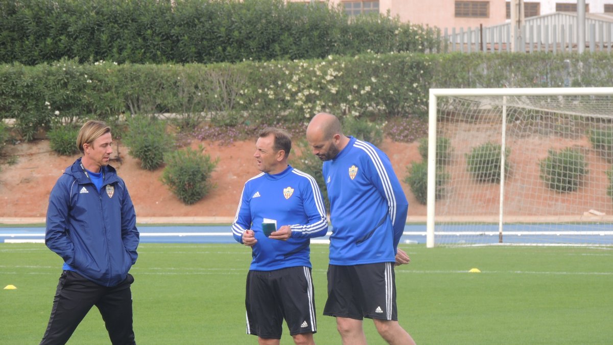 Guti habla con sus ayudantes en un entrenamiento en el campo Anexo.
