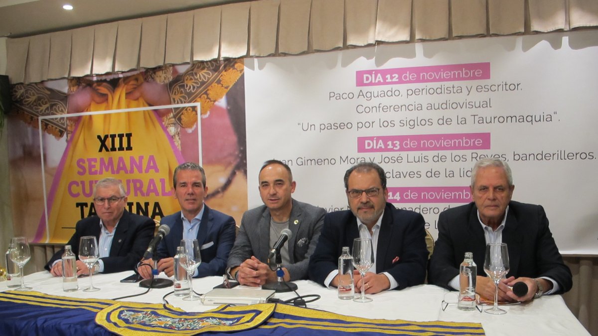 La mesa durante una de las ponencias.