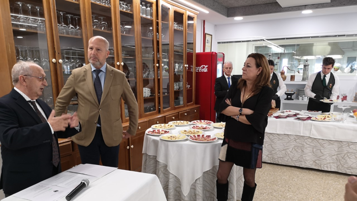 Imbroda, en el centro, junto a José Vique, director del IES, y Carmen Castillo, delegada territorial.