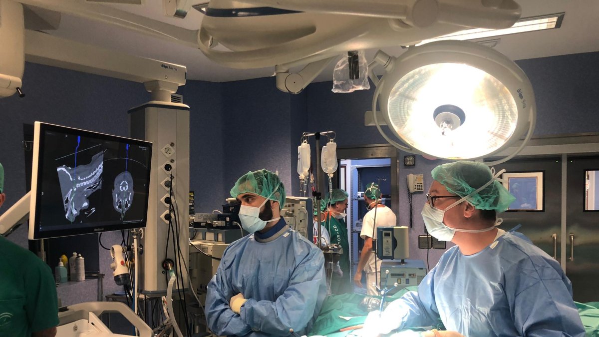 Los doctores, durante la intervención.