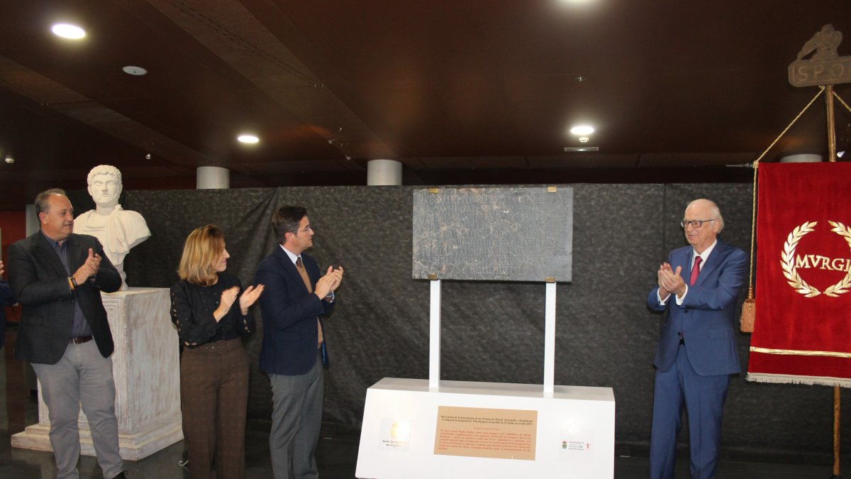 Descubrimiento de la placa donada por Wim Kuipers al municipio de El Ejido.