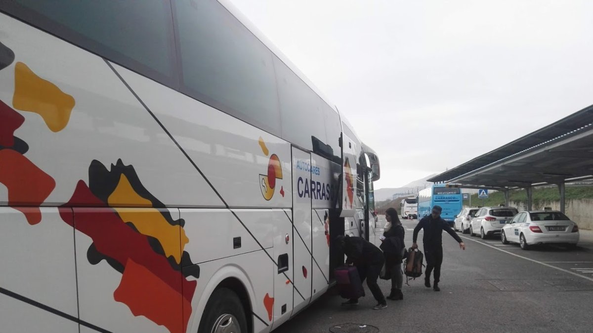 Viajeros en uno de los trayectos en autobús obligados.