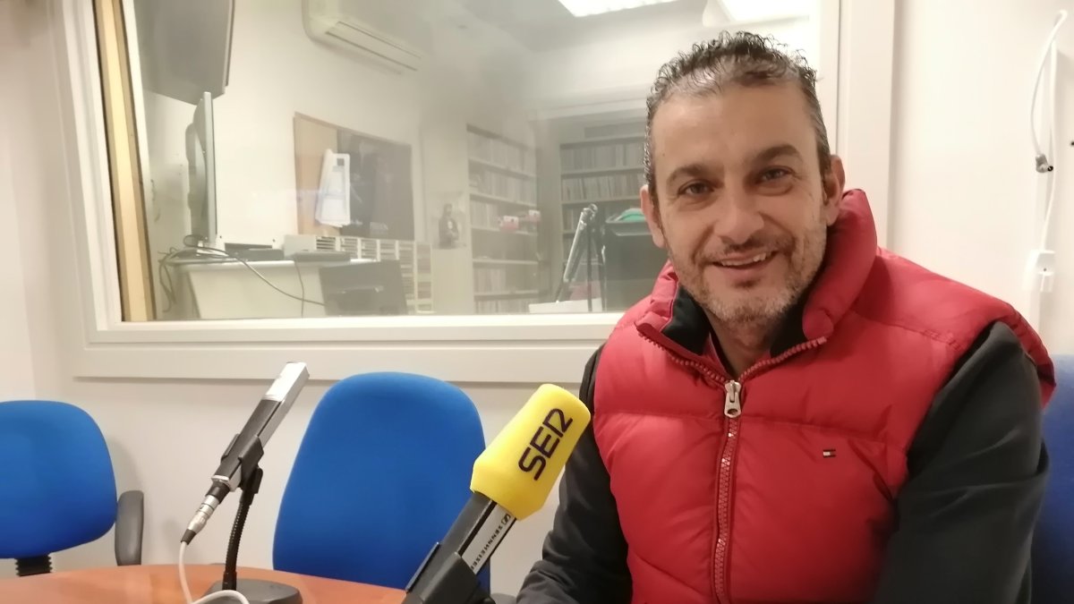 Isra Polo en los estudios de la Cadena SER.