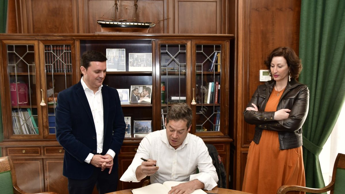 Sanz firmando el libro de honor de la Diputación.