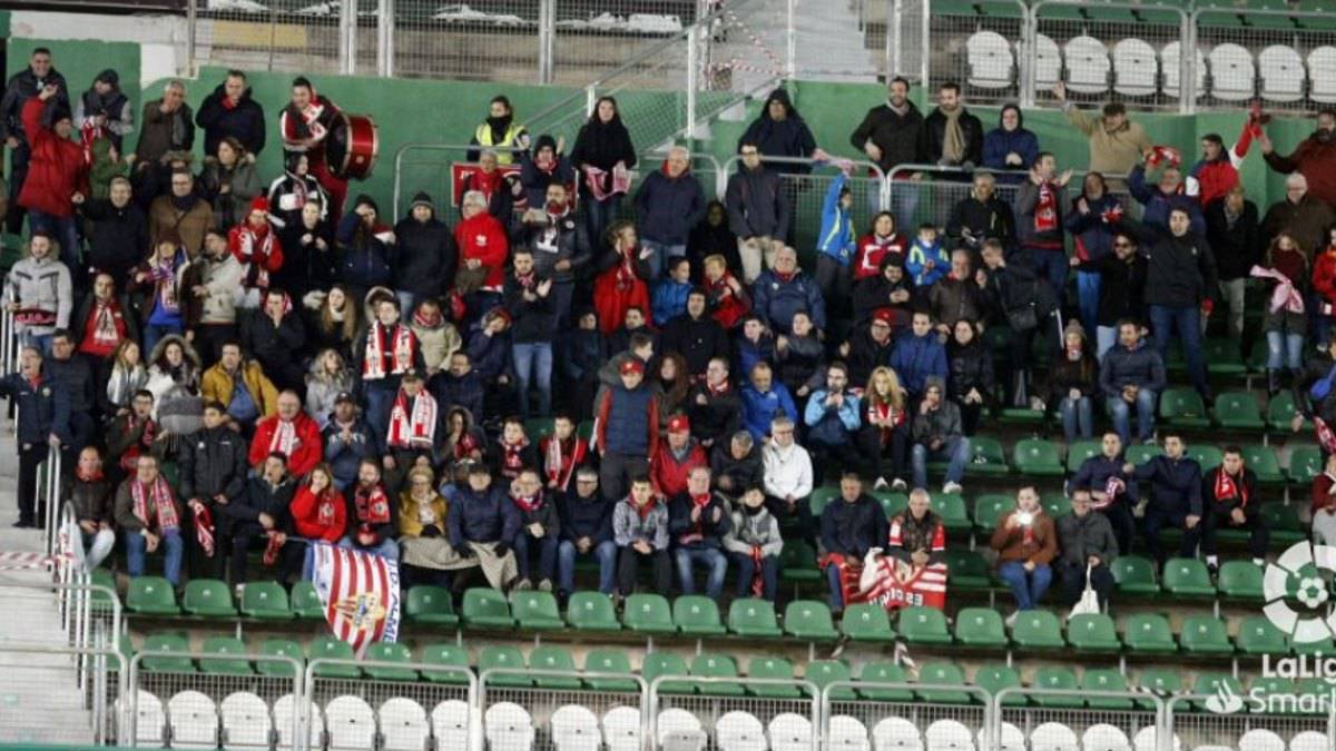 La afición del Almería en Elche.