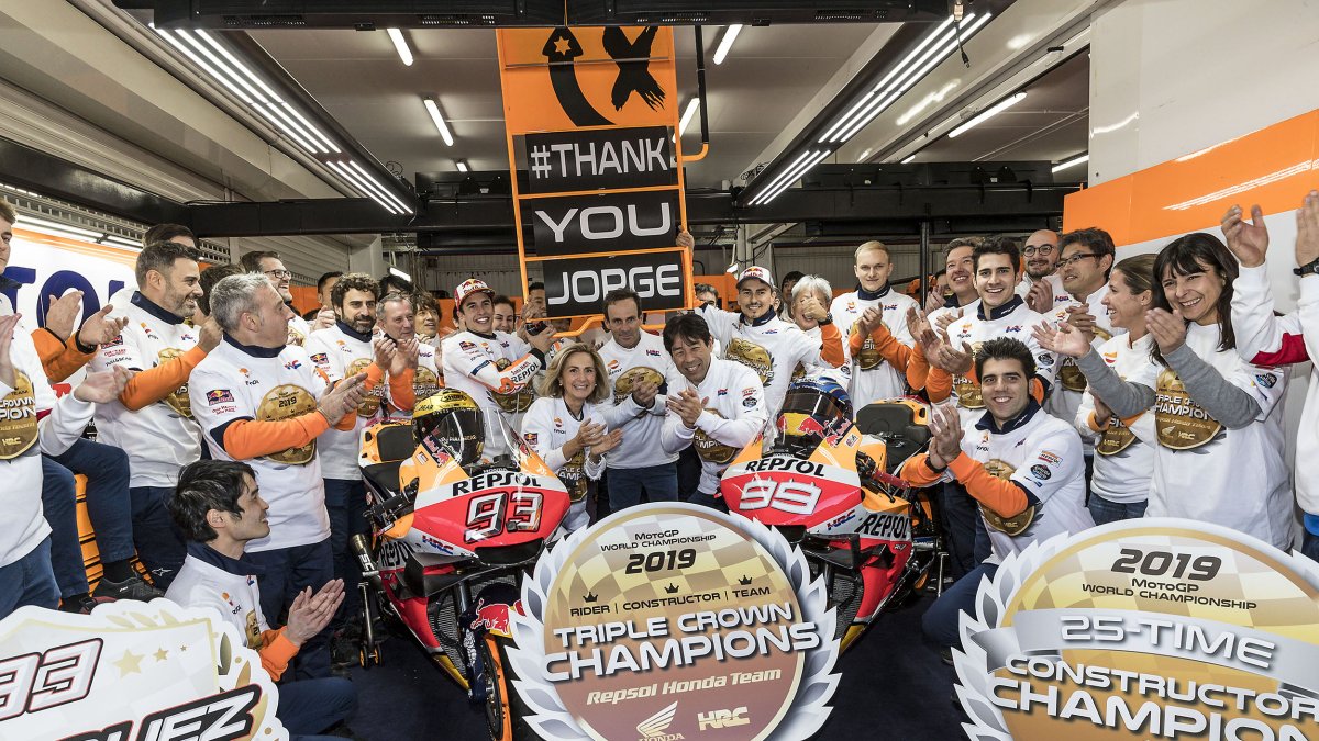 El equipo Honda Repsol celebrando la triple corona