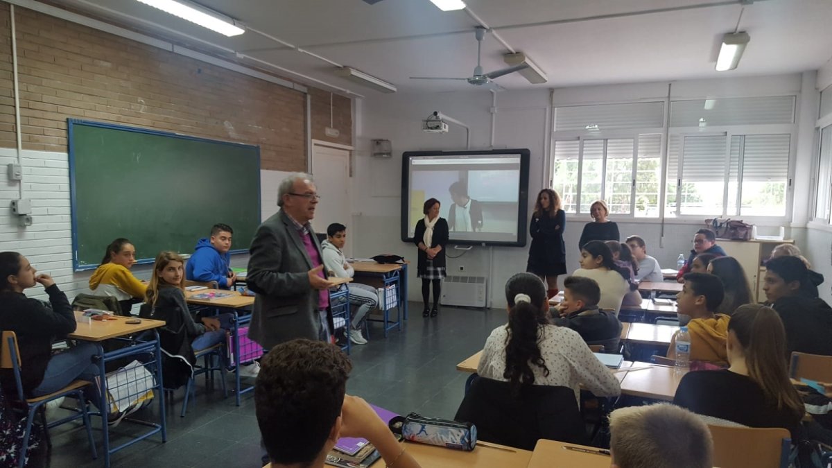 El alcalde de Vícar durante uno de los encuentros en un centro educativo.