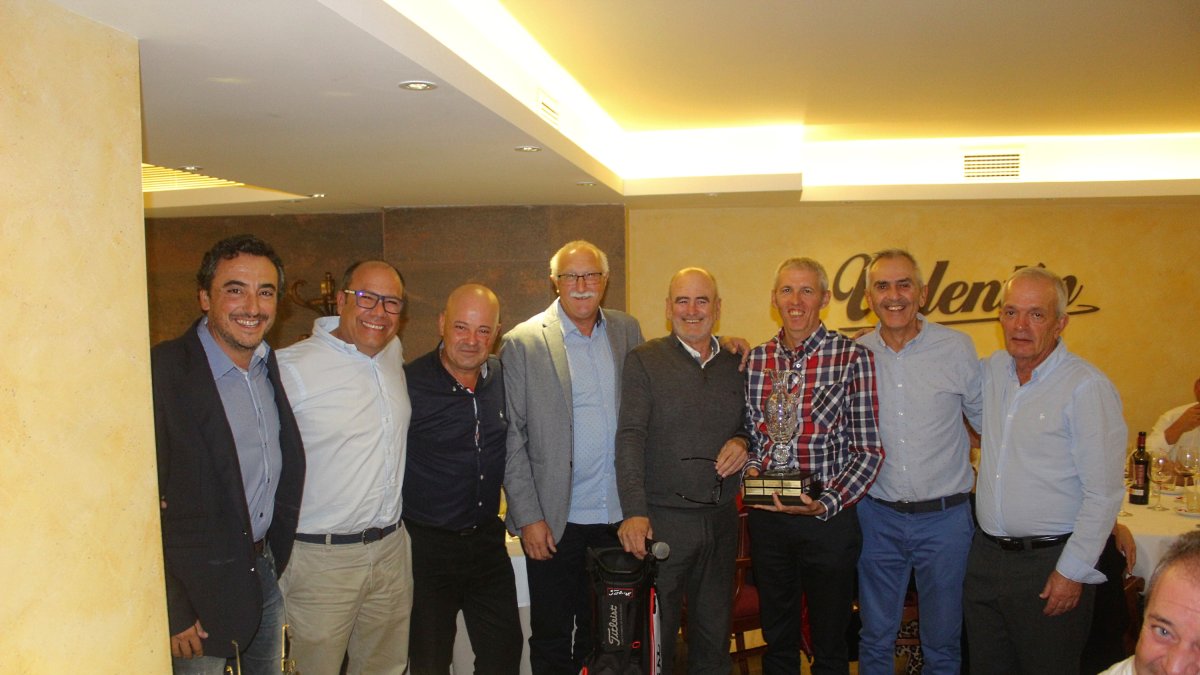 El campeón y subcampeón de la Liga de Golf con el 3º y 4º clasificados con los galardonados.