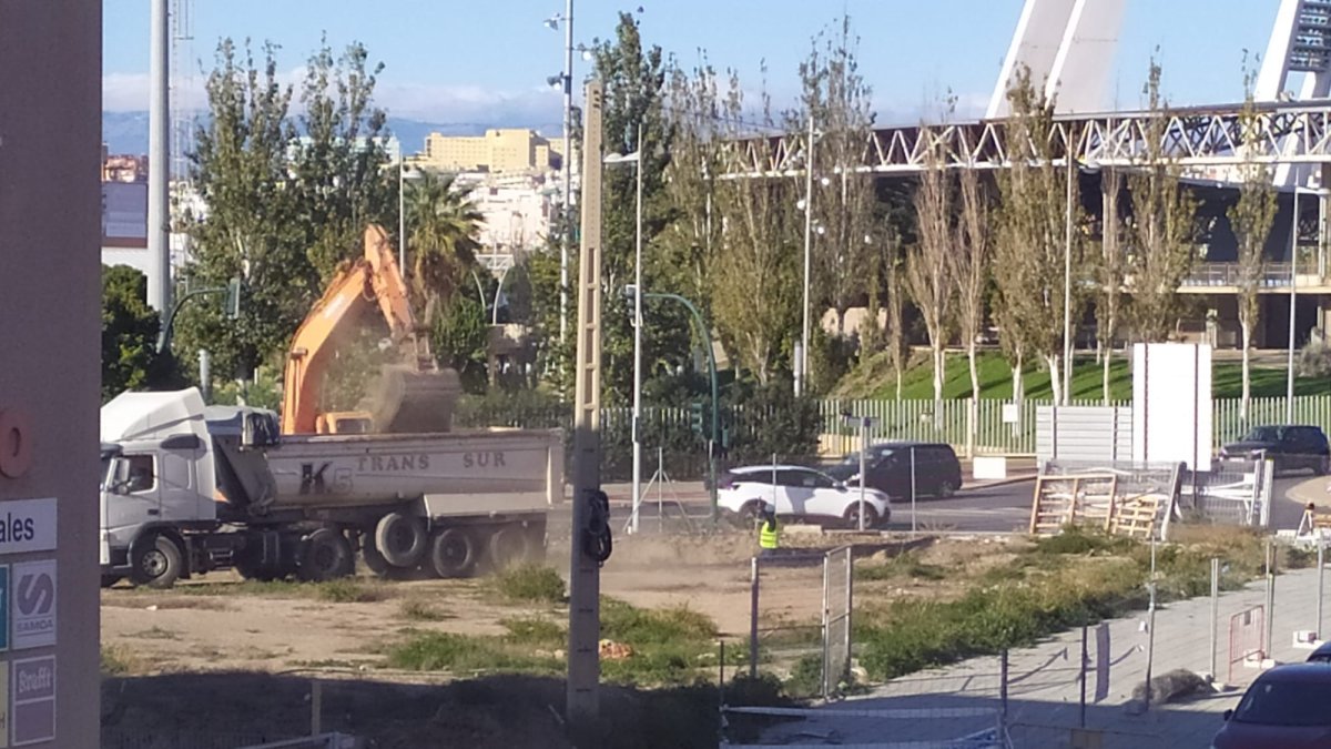 Las máquinas ya trabajan en el solar municipal