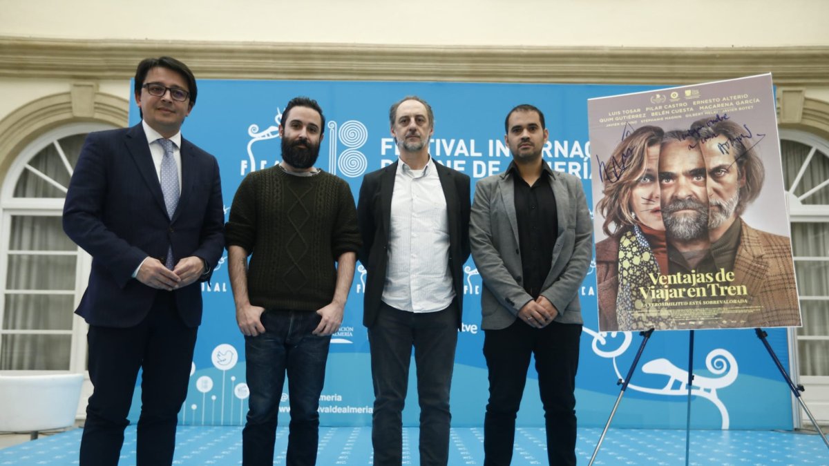 Encuentro con la organización, el director Aritz Moreno y Antonio Orejudo, esta mañana..