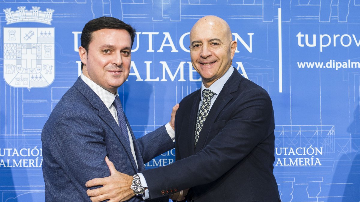 Javier Aureliano García y Diego Martínez, tras la firma de los convenios.