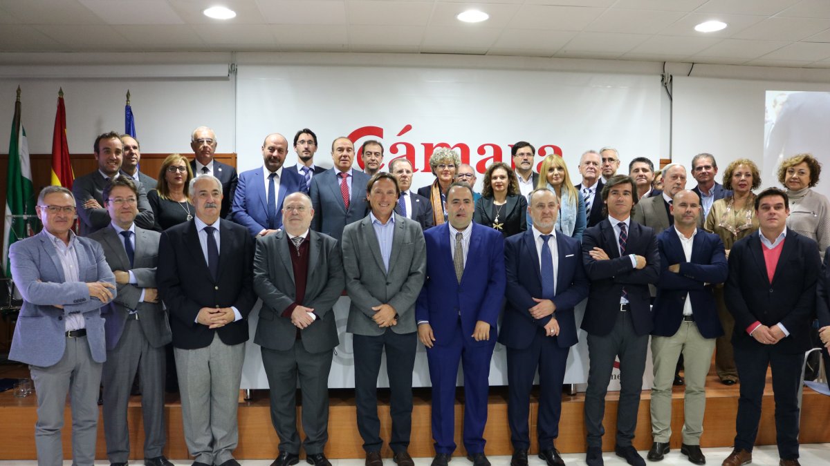 Foto de familia de los integrantes de la Cámara de Comercio.