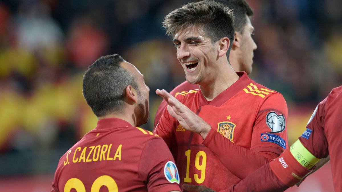 Gerard Moreno celebra con Santi Cazorla uno de sus goles.