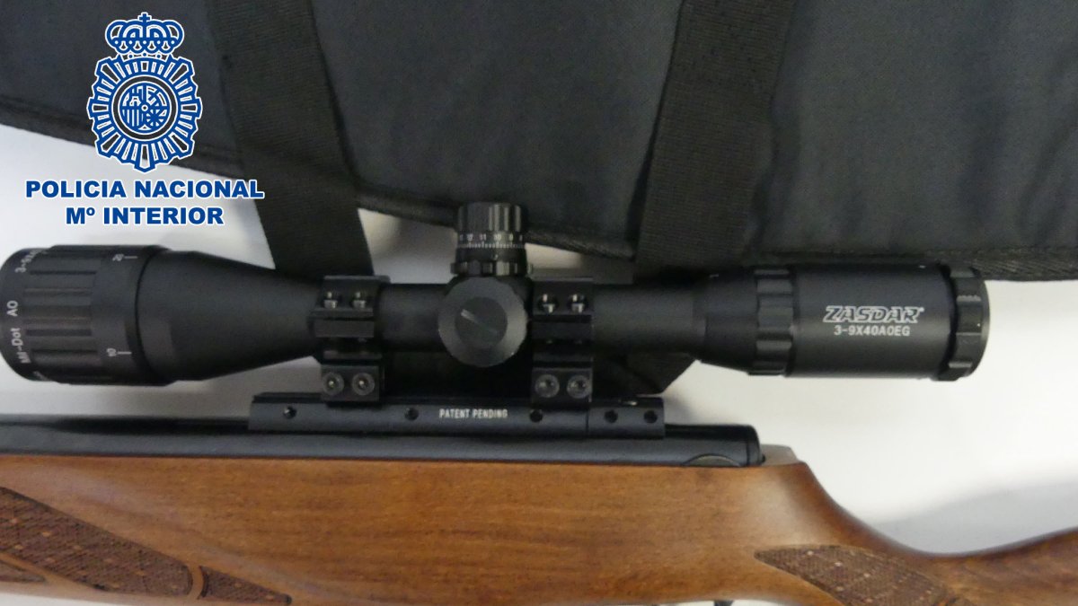 Detalle de la mira telescópica de la escopeta usada por el detenido.