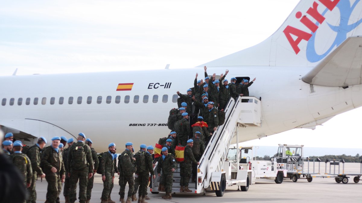 Los legionarios suben al avión rumbo a Líbano