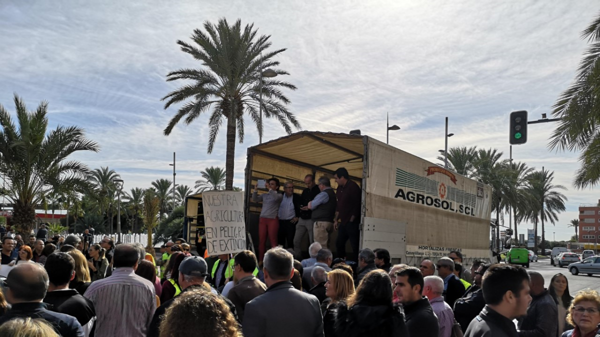 Los organizadores de la manifestación, subidos al camión donde iban a leer el manifiesto final.