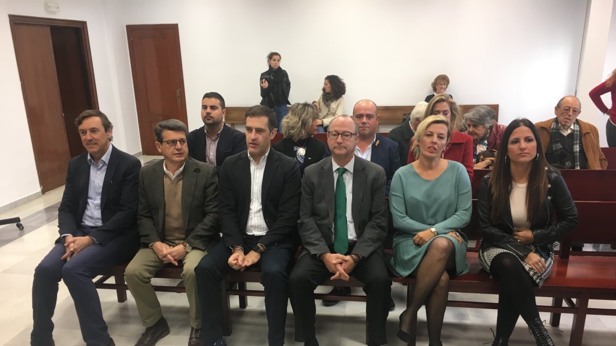 Los diputados y senadores que acudieron ayer al acto.