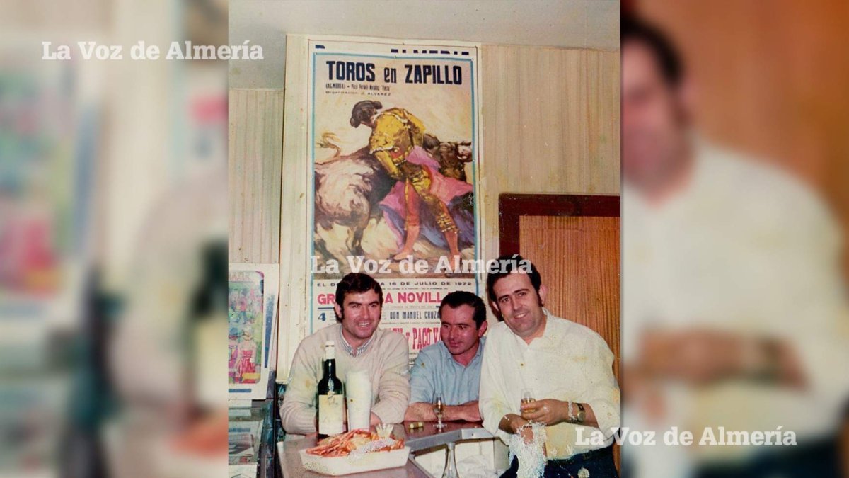 El bar El Arco estaba en la esquina de la calle Real con Braulio Moreno. Tenía su máquina flipper donde los adolescentes echábamos las partidas.