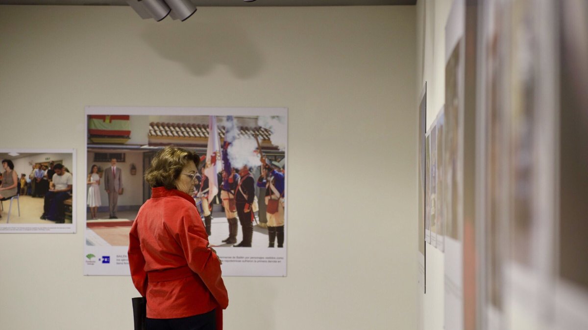 Una persona mirando una de las fotografías