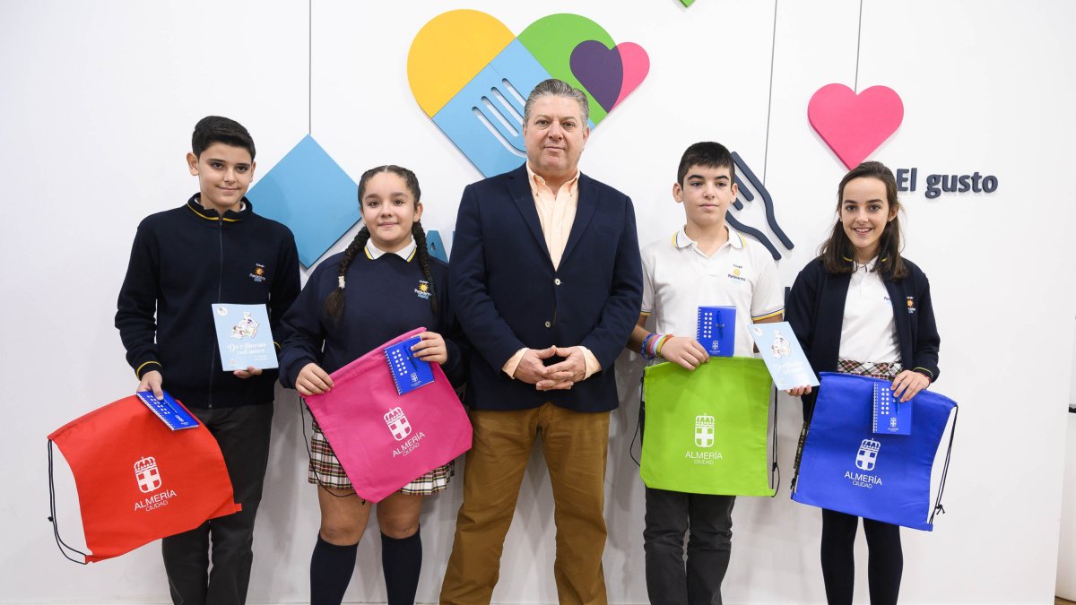 El concejal de Cultura y Educación, Diego Cruz, junto a 4 alumnos