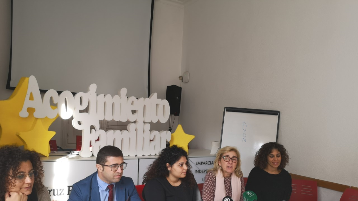 Responsables provinciales de la Cruz Roja y padres del programa de acogimiento.