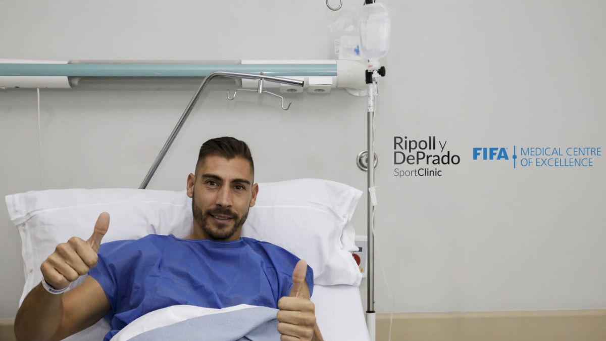 El jugador muestra su satisfacción a los doctores que le han intervenido.