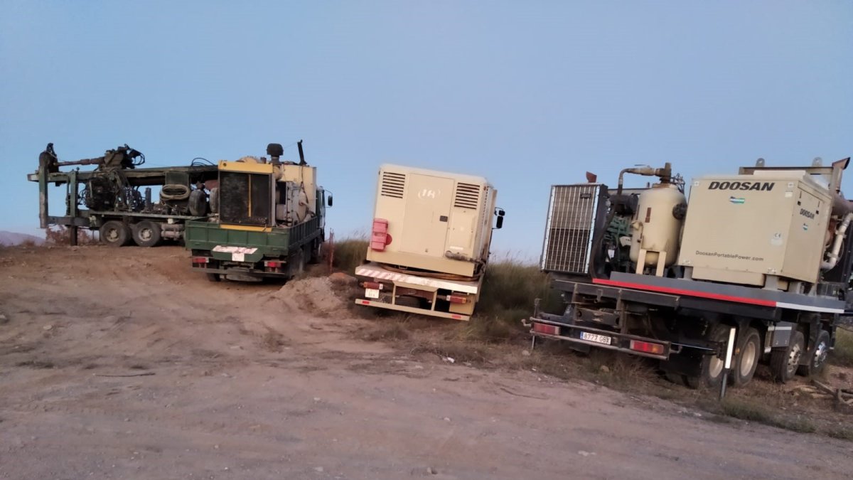 Maquinaria para la ejecución de sondeos situada en octubre en la zona donde irían los pozos de Alcóntar.