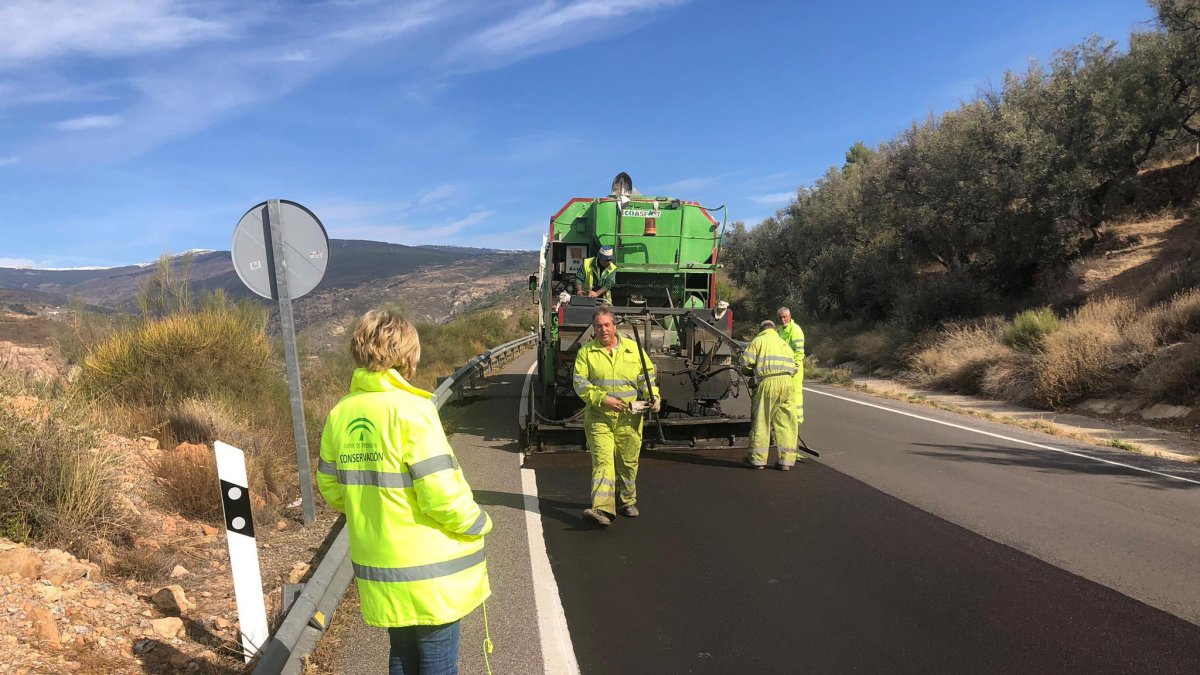 Eloísa Cabrera ,en una de las carreteras donde se trabaja.