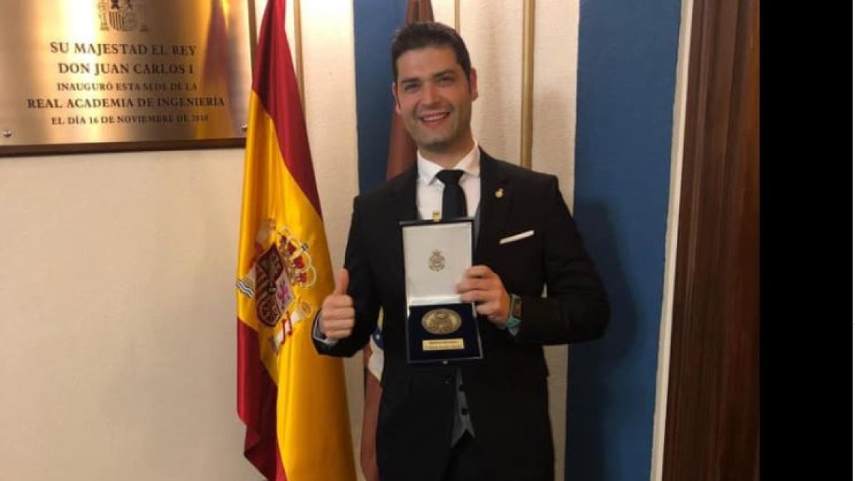 Ramón González, feliz tras recibir la Medalla de la Real Academia de Ingeniería de España.