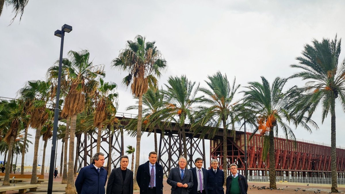 Foto de familia tras la firma frente al Cable Inglés.