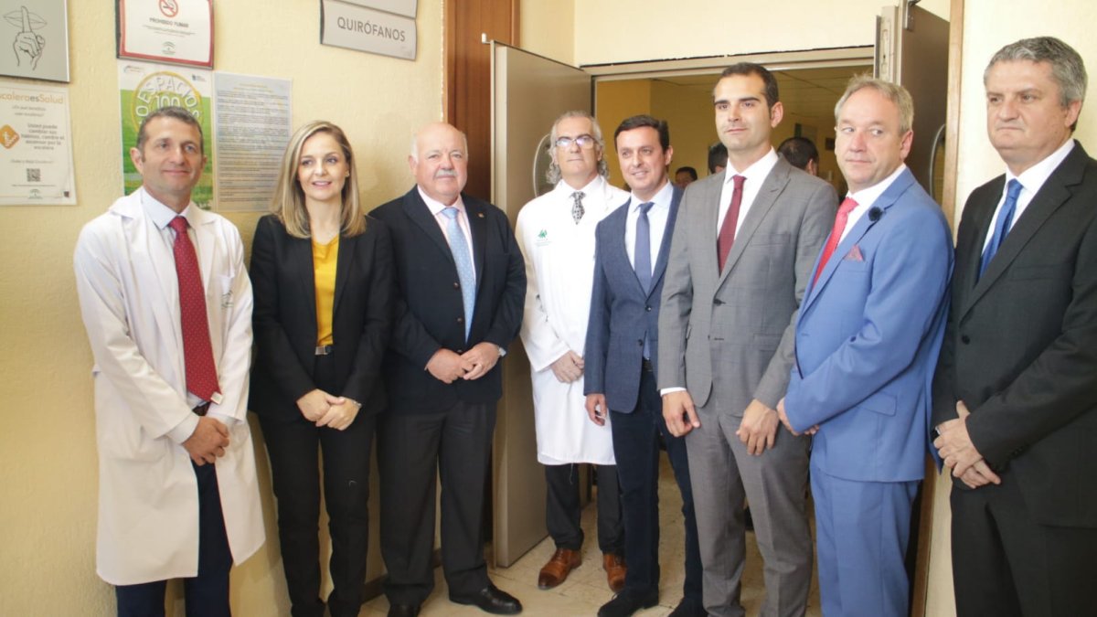 El consejero, a la entrada de la planta de Quirófanos en Torrecárdenas.