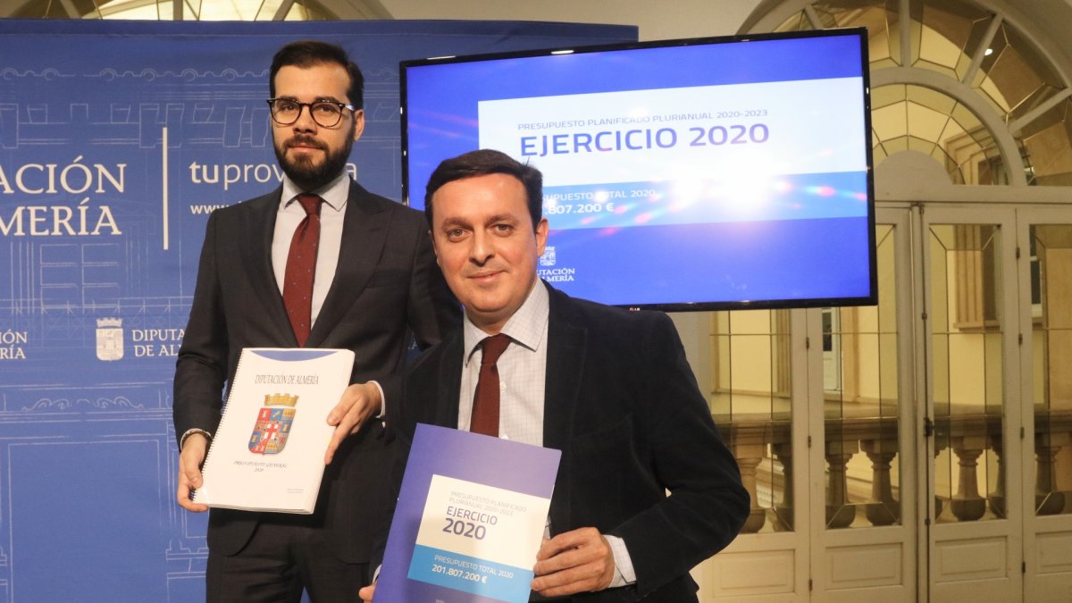 El presidente, Javier Aureliano García (sentado), y el diputado de Hacienda, Álvaro Izquierdo.